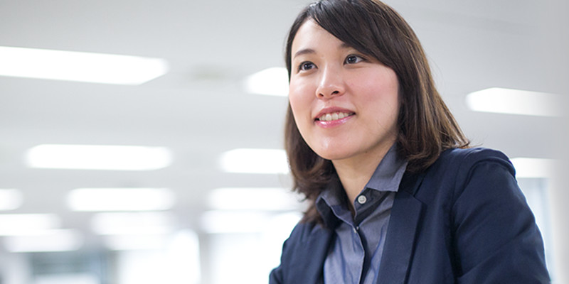 女性従業員の笑顔の写真